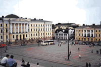 Сенатская площадь — главная в Хельсинки. Это исторический центр города. Слева Государственный совет. Его здание было построено в 1822 году для сената — высшего органа самоуправления Великого княжества Финляндского. Справа Старая ратуша, построенная в начале 19 века. Оба здания построены в стиле классицизм